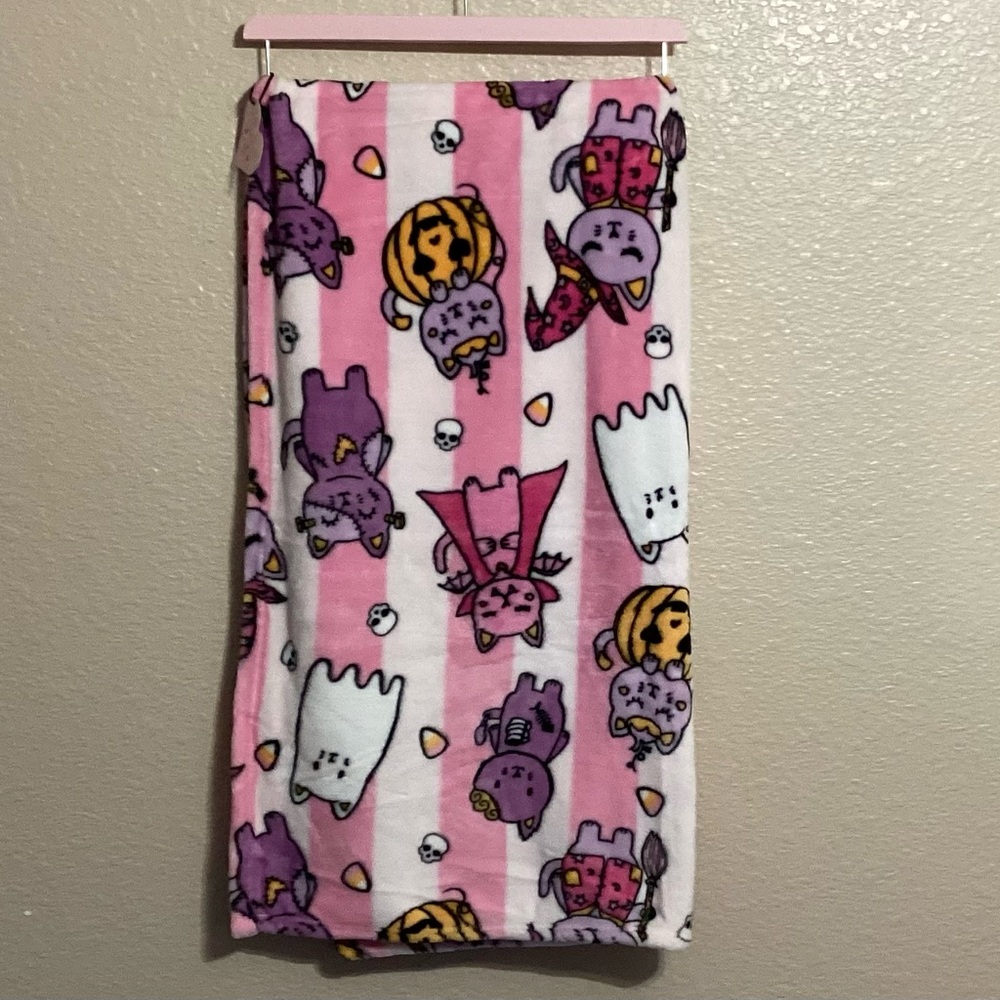 Betsey Johnson Halloween Cats in Costumes Plush Throw - Picture 2 of 3